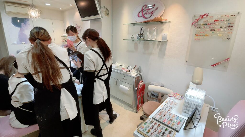 ネイリストの練習風景