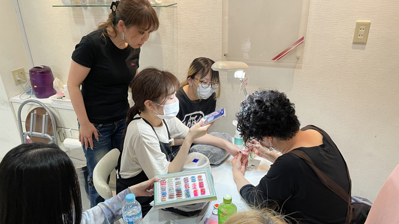 福岡アンドネイルのネイリスト・働く姿