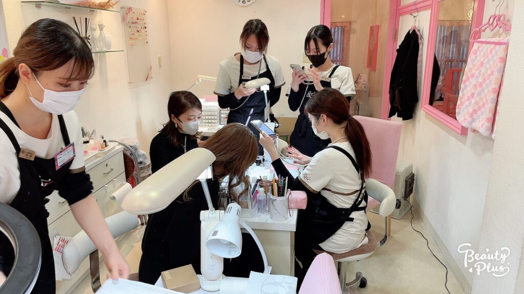 ネイリストの技術練習風景