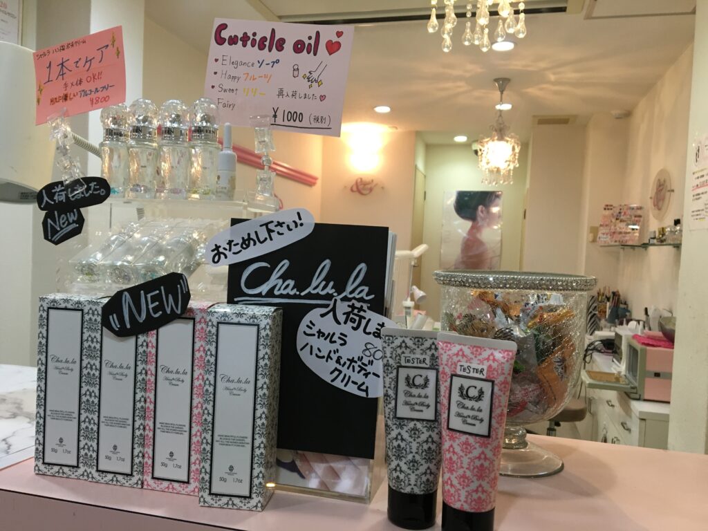 福岡アンドネイルの店内