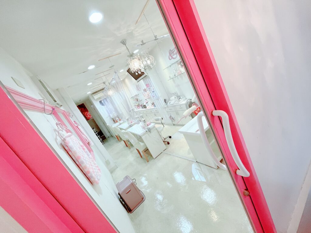福岡アンドネイル店内