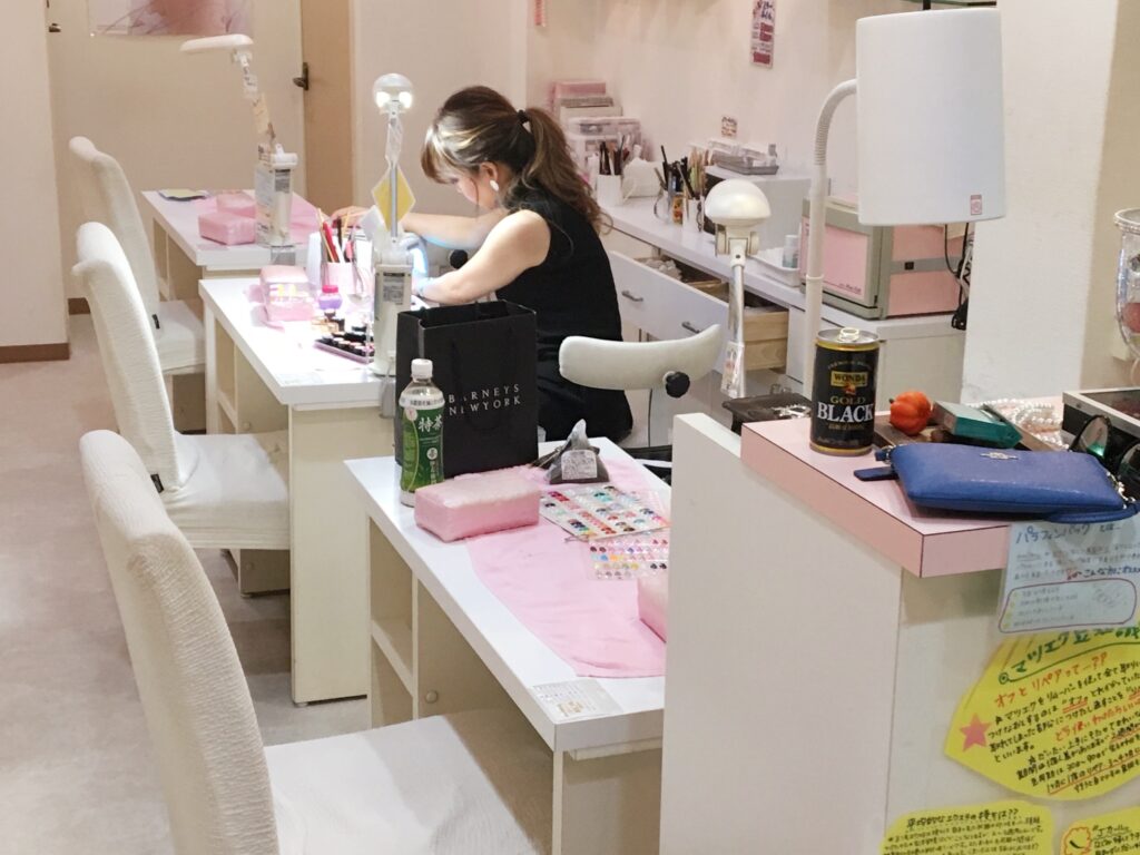 福岡アンドネイルの仕事風景03