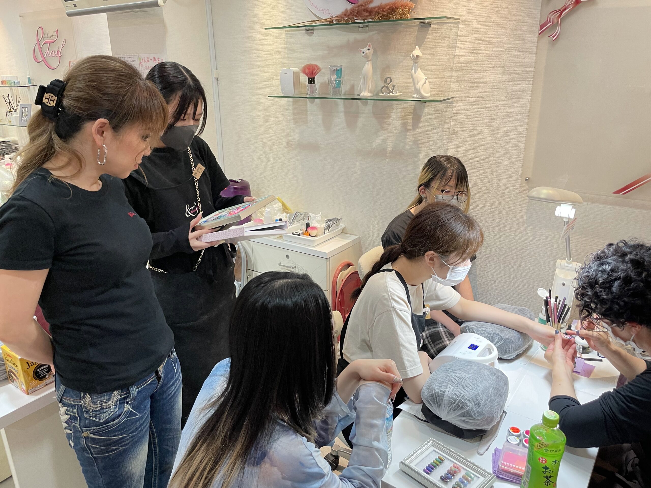 ネイリストの練習風景