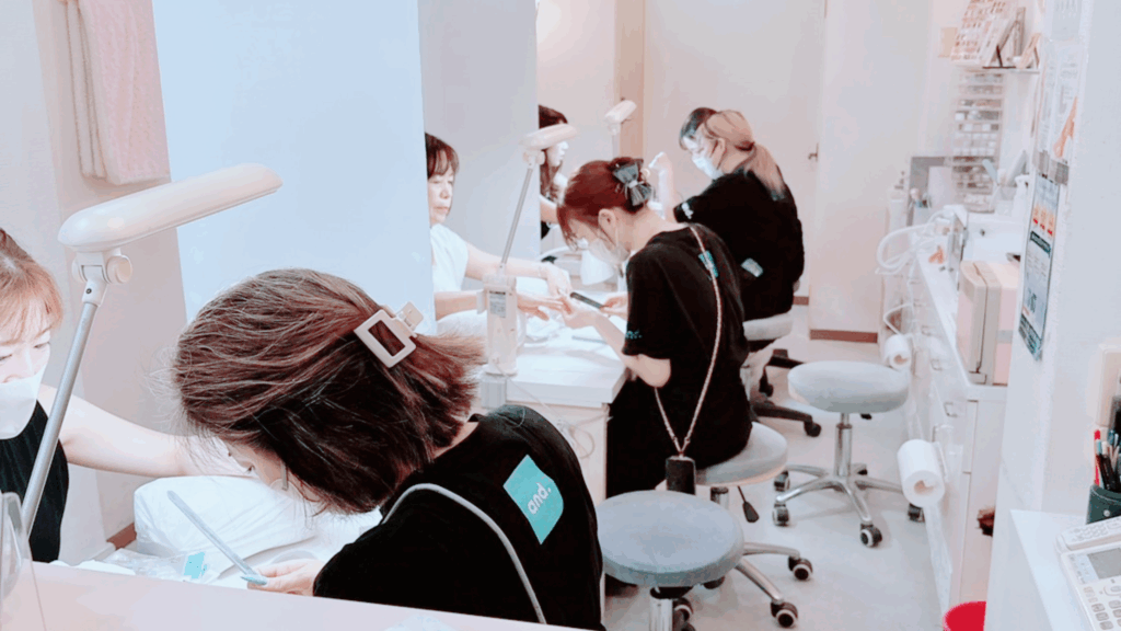 ネイリストの働く姿