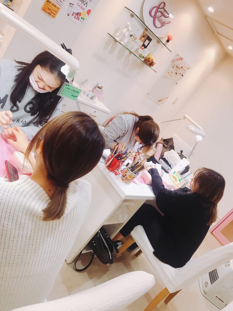福岡アンドネイルの接客風景