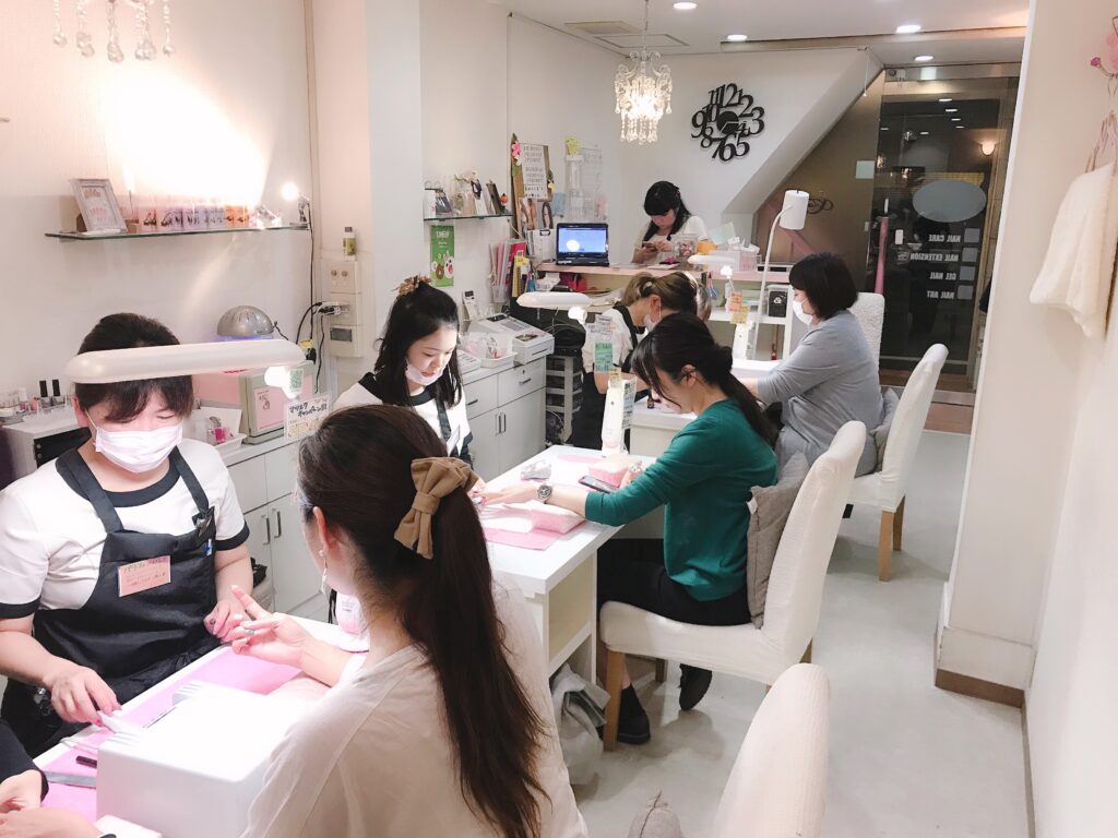 福岡アンドネイルの仕事風景