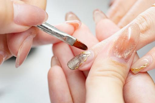 判断に迷う場合はネイリストに見てもらうのが安全です。