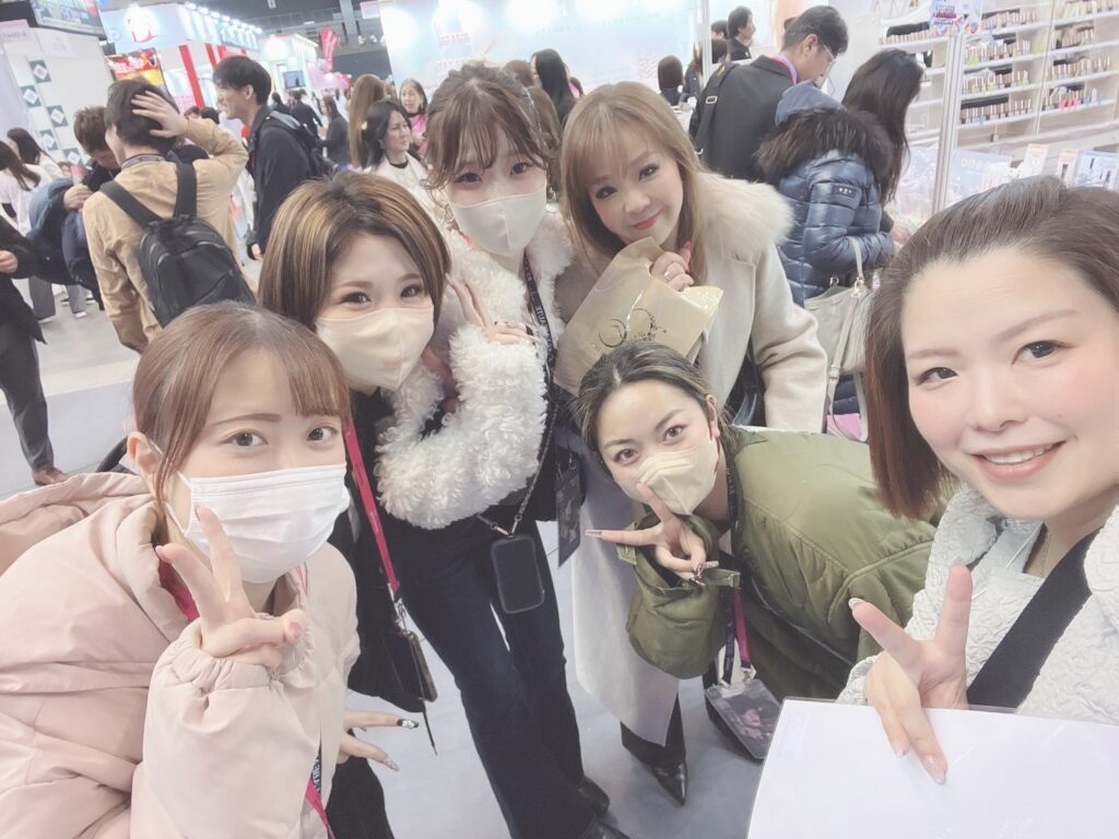 ネイルサロンの仕事は技術職ですが、人との関係で成り立っている仕事だと実感しています。