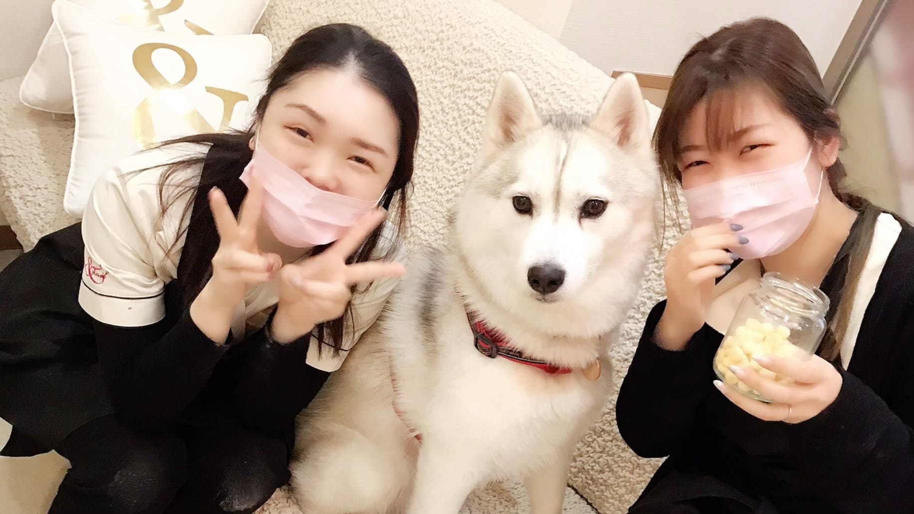 福岡アンドネイルのスタッフとお客様の愛犬の写真